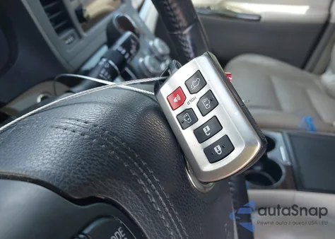 2015 Toyota Sienna Xle 8 Passenger z USA, uszkodzony, nr VIN 5TDYK3DC0FS688591